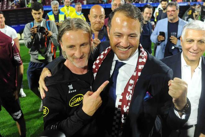 受到来自四 受到来自四