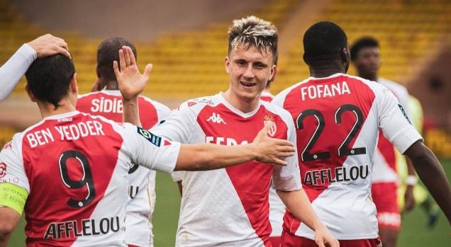 他的一举一 他的一举一